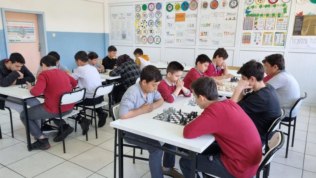 HüseyinMescit Ortaokulunda Satranç Turnuvası Tüm Heyecanıyla Devam Ediyor